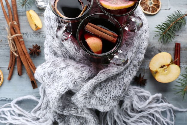 Vin brulé e spezie saporiti, su fondo di legno blu, primo piano