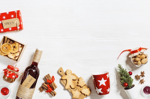 Vin brulé Ingredienti come confezione regalo fai da te presente con frutta secca miele spezie biscotti natalizi