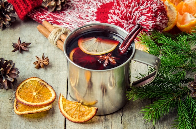 Vin brulè. Messa a fuoco selettiva Bevande natalizie. Cibo.