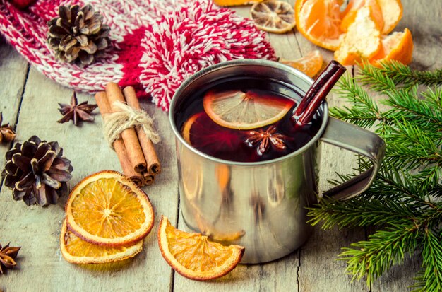 Vin brulè. Messa a fuoco selettiva Bevande natalizie. Cibo.