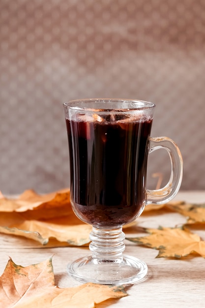 Vin brulè nel caffè. Bevanda alcolica calda autunno inverno.