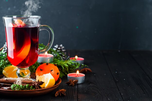 Vin brulè, ramo di un albero e spezie