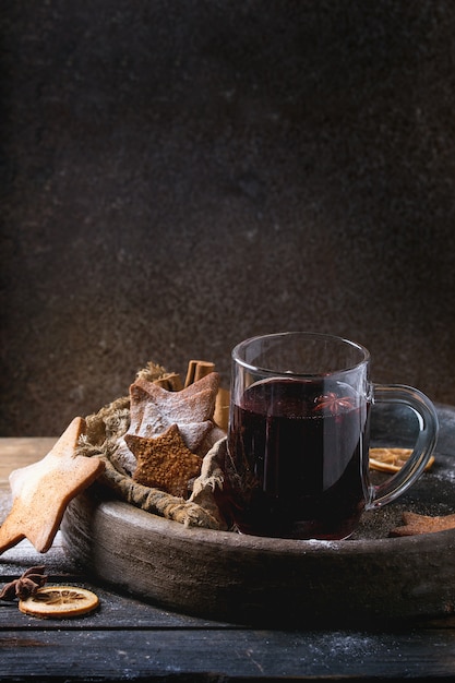 Vin brulè rosso caldo con biscotti