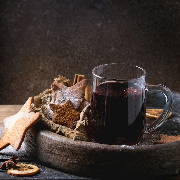 Vin brulé rosso caldo con i biscotti