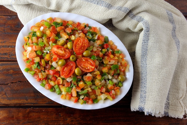 Vinagrete o Vinaigrette è un'insalata di cucina tradizionale brasiliana a base di pomodori, peperoni, cipolle, aceto, prezzemolo e olive.