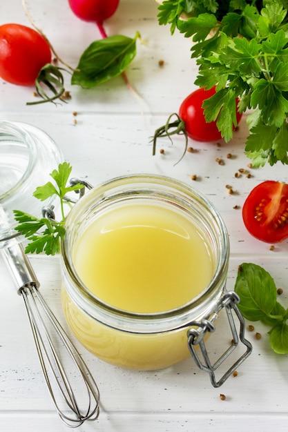 Vinaigrette di condimento per insalata fatta in casa con senape