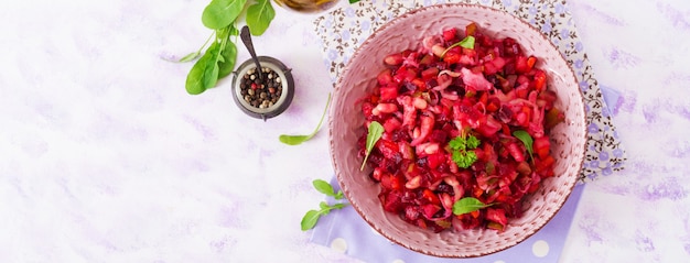 Vinaigrette di insalata di barbabietole in una ciotola rosa. Vista dall'alto. Disteso