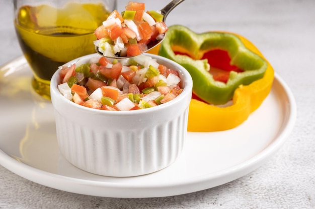 Vinaigrette in ramekin sul tavolo