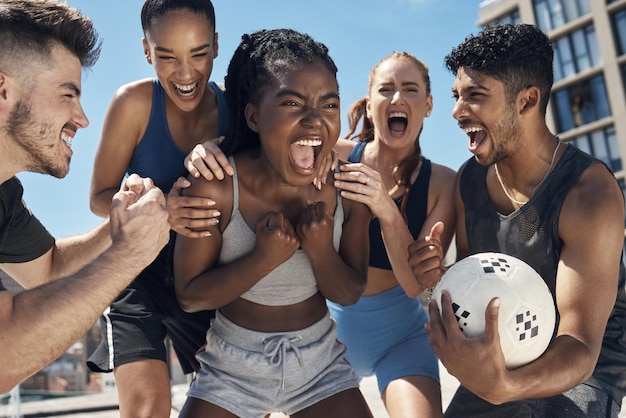 Vincitore del lavoro di squadra di calcio e celebrazione del successo nel gioco di allenamento fitness e partita di allenamento con gli amici Sportivi urlanti calcio e pugno nella motivazione energia e obiettivi di esercizio