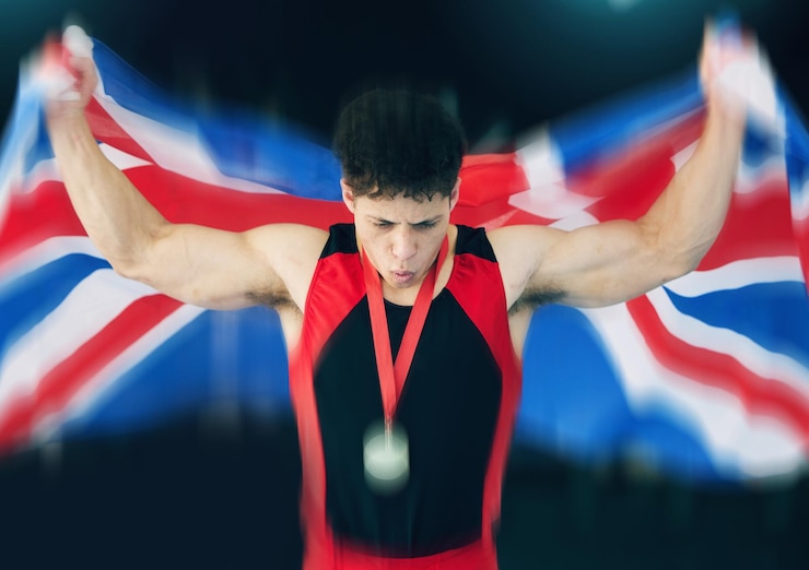 Foto vincitore di ginnastica o uomo con medaglia e bandiera britannica per la vittoria sportiva di fitness o il successo di benessere in palestra celebrazione felice o maschile con premio d'oro per esercizio di allenamento o competizione di allenamento
