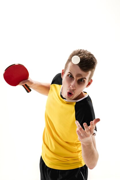 Vincitore. Emozioni divertenti del giocatore di ping-pong professionista isolato sulla parete bianca. Eccitazione nel gioco, emozioni umane, espressione facciale e passione con il concetto di sport.