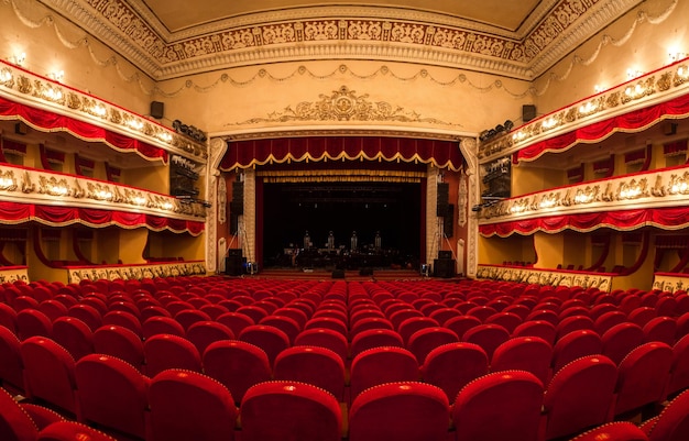 VinnitsaUcraina 13 dicembre 2015 L'interno della Central Golden Hall in un teatro vuoto con sedili rossi e balcone