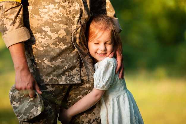 Vinnytsia Ucraina 15 luglio 2022 Una figlia abbraccia il suo papà militare che è tornato dalla guerra della Russia con l'Ucraina