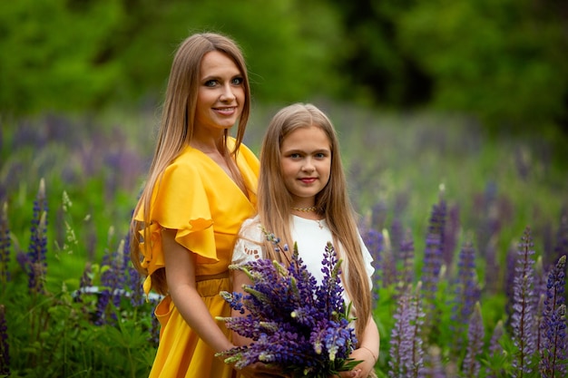 Vinnytsia Ucraina 17 giugno 2022 Madre e figlia insieme nella natura Le ragazze ucraine sono molto belle