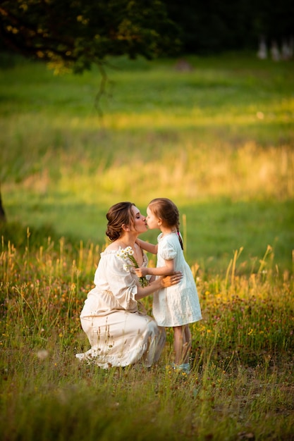 Vinnytsia Ucraina 18 luglio 2022 Una madre bacia teneramente sua figlia in estate