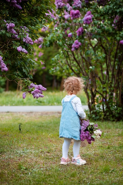 Vinnytsia Ucraina 25 maggio 2022 Una bambina cammina in un vicolo viola