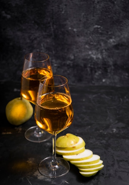 Vino ambrato o aranciato ottenuto da uve bianche. in un bicchiere da vino alto. Vino nazionale georgiano secondo la vecchia tecnologia