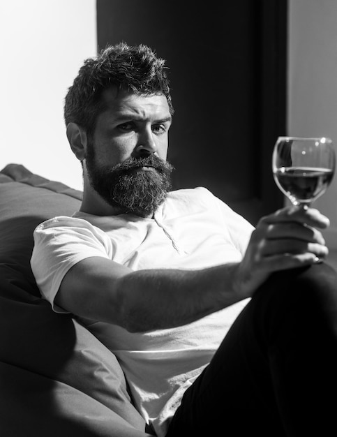 Vino Bere vino rosso Uomo con alcol Festeggia da solo a casa Sommelier