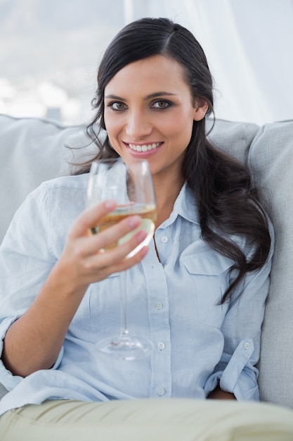Vino bianco bevente castana attraente allegro