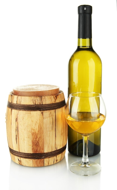 Vino bianco con botte di legno isolato su bianco