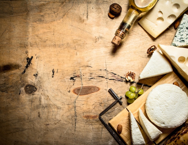 Vino bianco con diversi tipi di formaggio