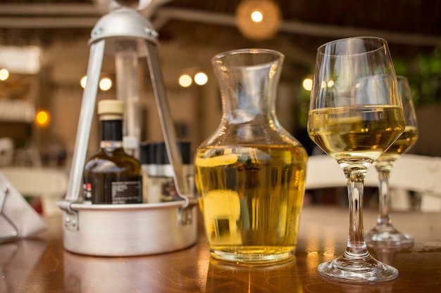 Vino bianco in bicchieri sulla tavola di legno