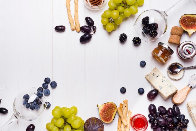 Vino bianco, uva, pane, miele e formaggio