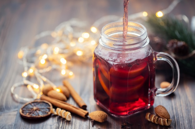 Vino caldo sulla tavola di legno marrone