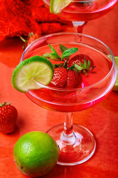 Vino con fragole e lime