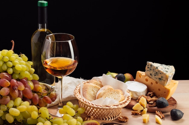 Vino e formaggio sul tavolo