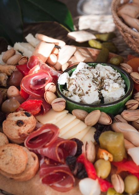 Vino e snack set varietà di formaggi, olive su tavola rustica su uno sfondo naturale. vista da vicino. Pasto italiano