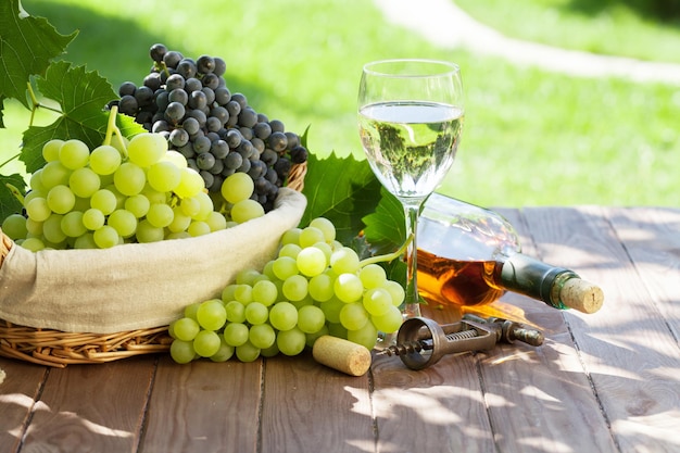 Vino e uva sul tavolo da giardino