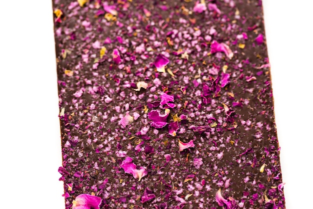 Vino gourmet e rose barretta di cioccolato su uno sfondo bianco.