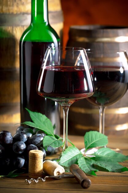 Vino in un bicchiere con una bottiglia