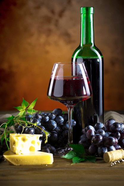 Vino in un bicchiere con una bottiglia