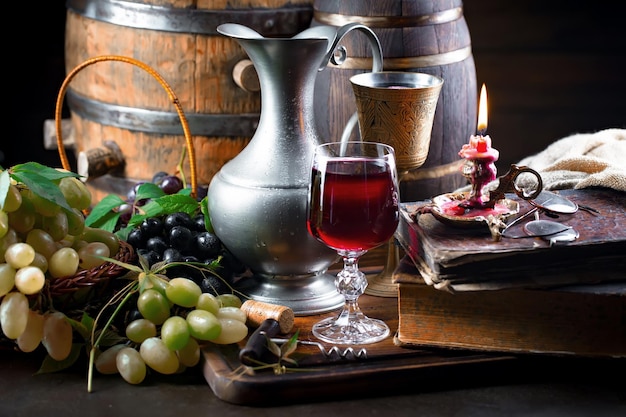 Vino in un bicchiere con una bottiglia