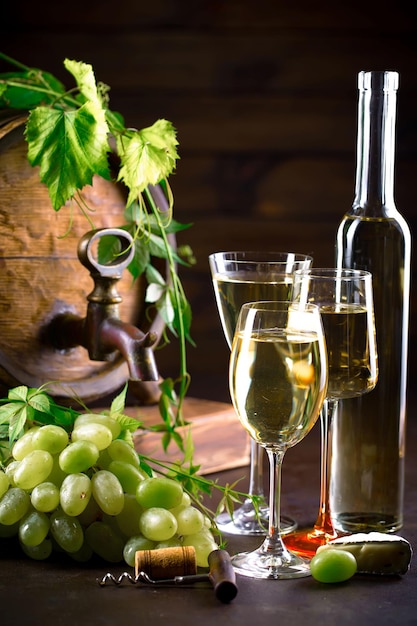 Vino in un bicchiere con una bottiglia