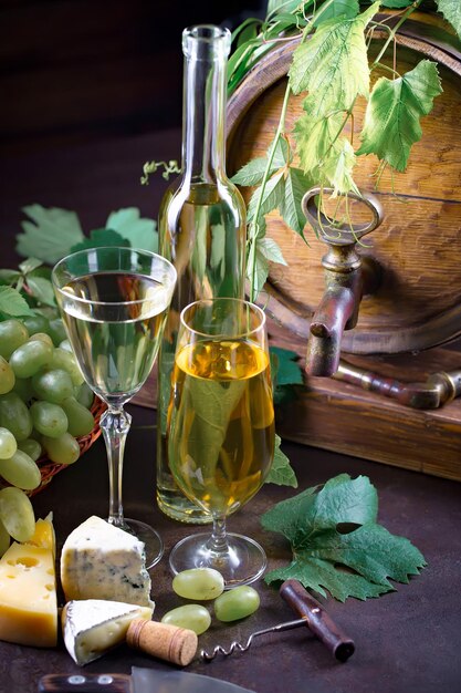 Vino in un bicchiere con una bottiglia