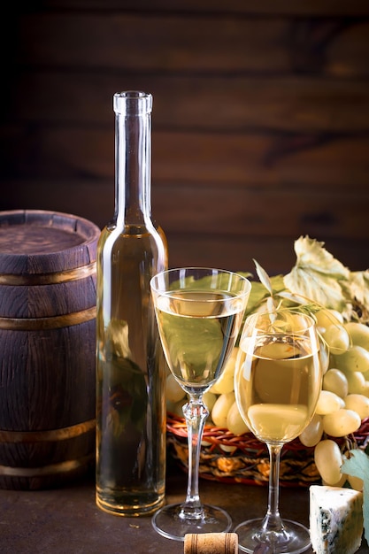 Vino in un bicchiere con una bottiglia