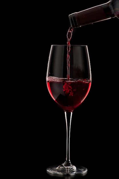 Vino rosso che versa nel bicchiere