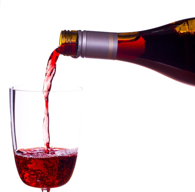 Vino rosso che viene versato nel bicchiere