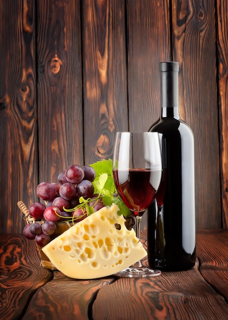 Vino rosso con formaggio su fondo di legno