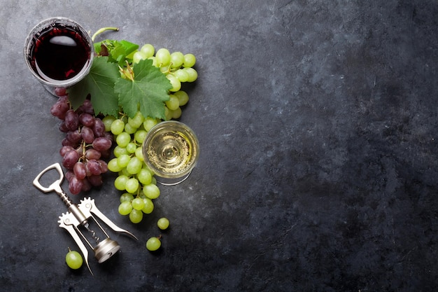 Vino rosso e bianco e uva