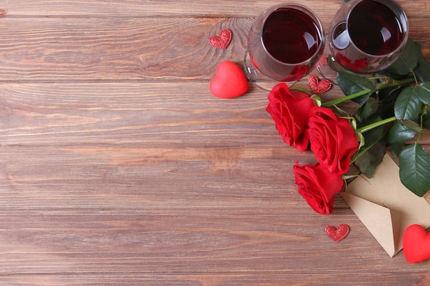 Vino rosso e rose sullo sfondo di San Valentino tavolo