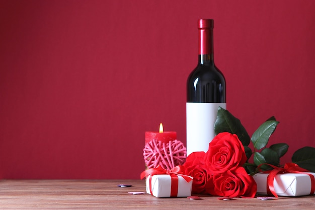 Vino rosso e rose sullo sfondo di San Valentino tavolo