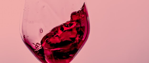 Vino rosso in vetro cristallo bevanda alcolica e aperitivo di lusso prodotto enologia e viticoltura