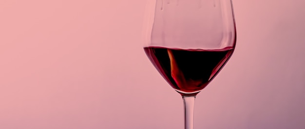 Vino rosso in vetro cristallo bevanda alcolica e aperitivo di lusso prodotto enologia e viticoltura