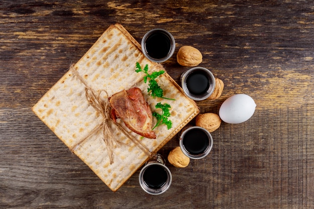 Vino rosso kosher quattro di matzah o matza Passover Haggadah