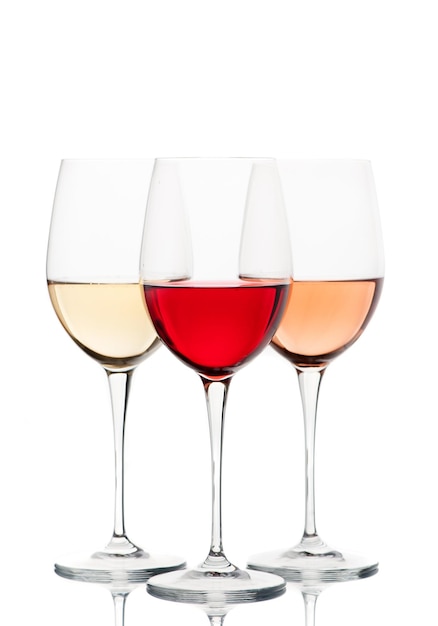 Vino rosso rosa e bianco in bicchieri su sfondo bianco