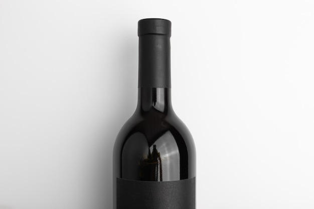 Vino rosso sigillato in una bottiglia scura con etichetta nera vuota